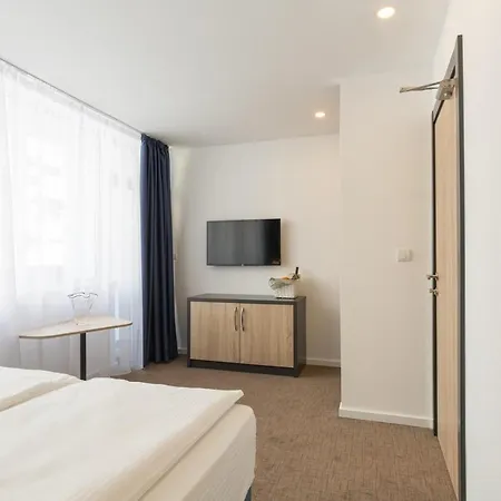 Premium Crown Hotel 4*